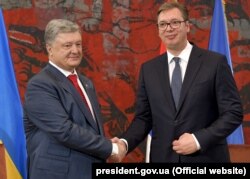 Президент України Петро Порошенко і президент Сербії Александар Вучич (праворуч). Белград, 3 липня 2018 року