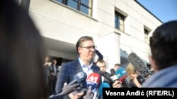 Svojim nastupom Vučić nastoji da oda utisak političara koji ima odgovore na sva pitanja