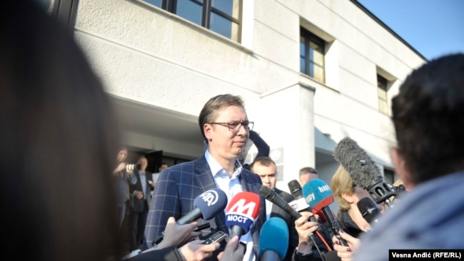 Svojim nastupom Vučić nastoji da oda utisak političara koji ima odgovore na sva pitanja