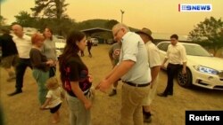 Пострадала от пожарите австралийка отказва да се ръкува с премиера Морисън