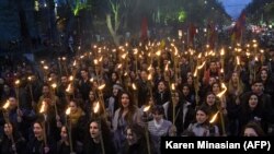 People take part in a torchlight procession as they mark the anniversary of the killing of 1.5 million Armenians by Ottoman forces, Yerevan, April 23, 2019.