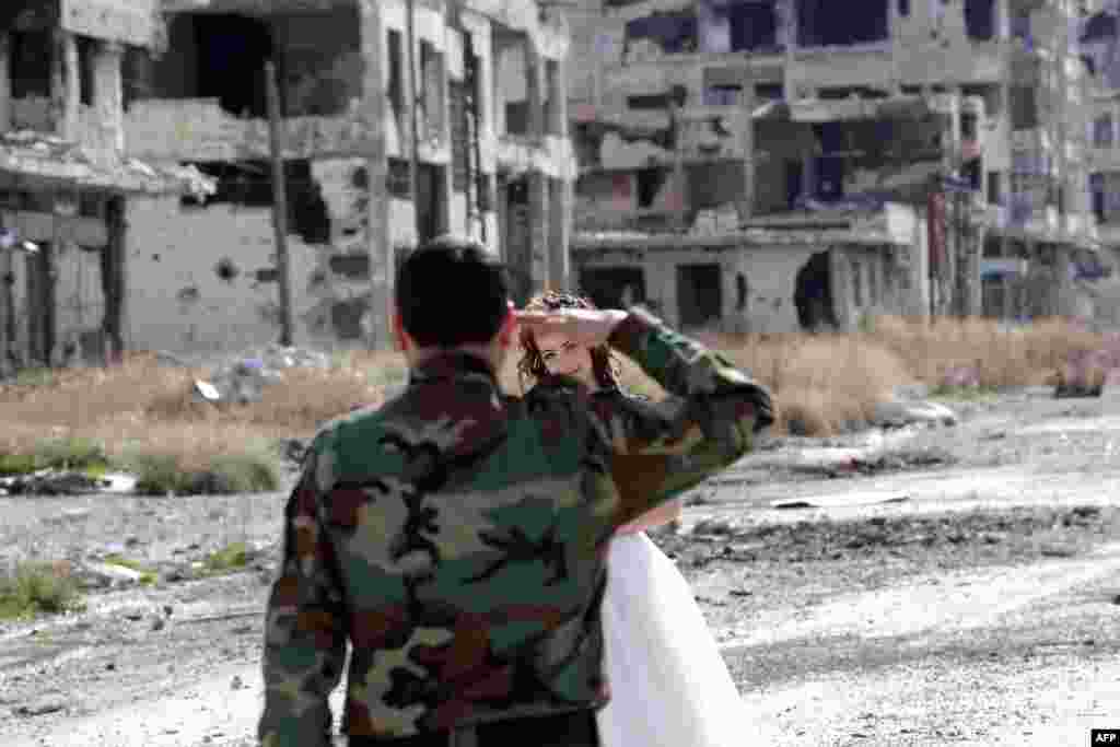 Хассан одет в униформу сирийской армии. Именно армия президента Асада участвовала в кровавом наступлении на Хомс в 2011 году, когда тысячи простых людей лишились не только домов, но и жизней
