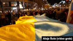 Активісти розгорнули український прапор у Празі, 17 листопада 2017 року