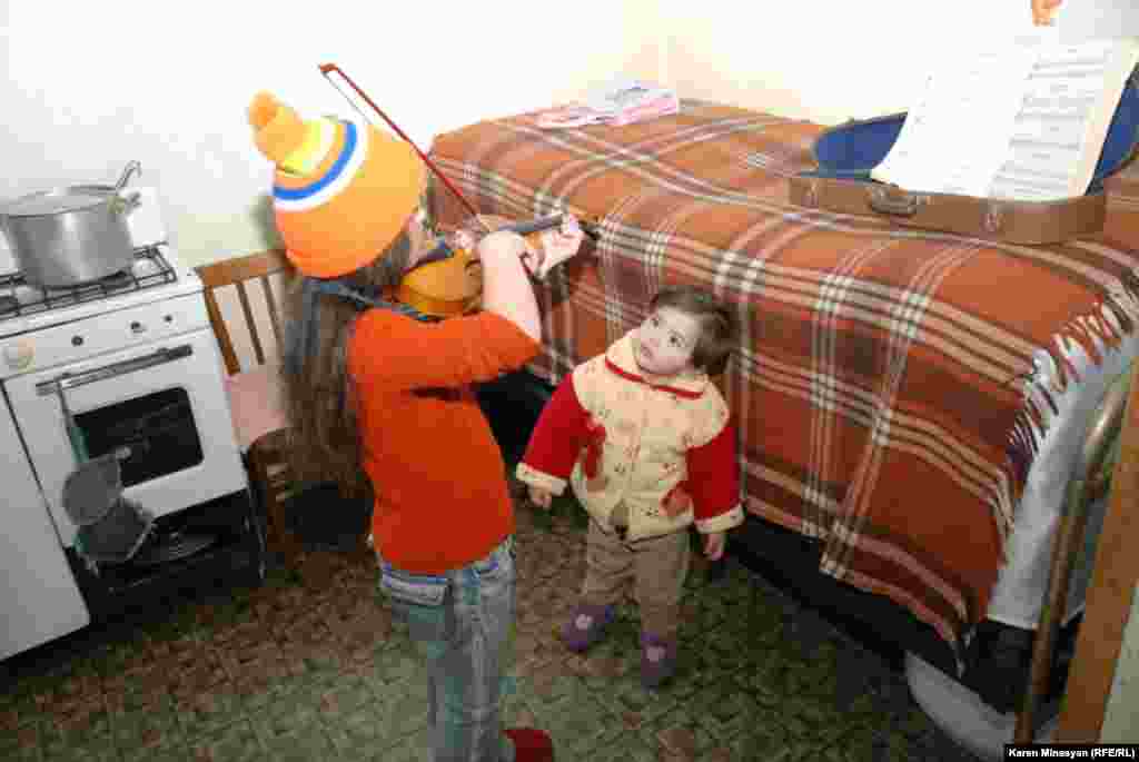 Երեխան ջութակ է նվագում, փախստականների ընտանիք, Ալավերդի