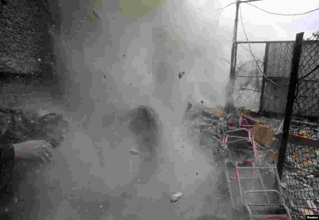 Вайна ў Сырыі: танкавы снарад ударае ў сьцяну будынку ў Дамаску.