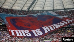 Один із провокаційних банерів під час Євро-2012, матч Росія – Польща