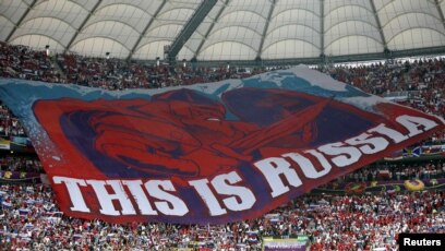 Өнер және киска Бір бойжеткен желіде көшеде өзінің кискасын көрсетеді