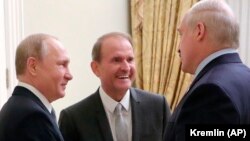 Виктор Медведчук (в средата) с президентите на Русия Владимир Путин (вляво) и на Беларус Александър Лукашенко. Санкт Петербург, 18 юли 2019 г.