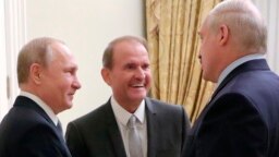 Виктор Медведчук (в средата) с президентите на Русия Владимир Путин (вляво) и на Беларус Александър Лукашенко. Санкт Петербург, 18 юли 2019 г.