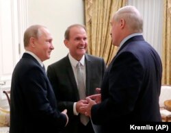 Дружеская встреча. Владимир Путин, Виктор Медведчук и Александр Лукашенко (слева направо), Петербург, 2019 год