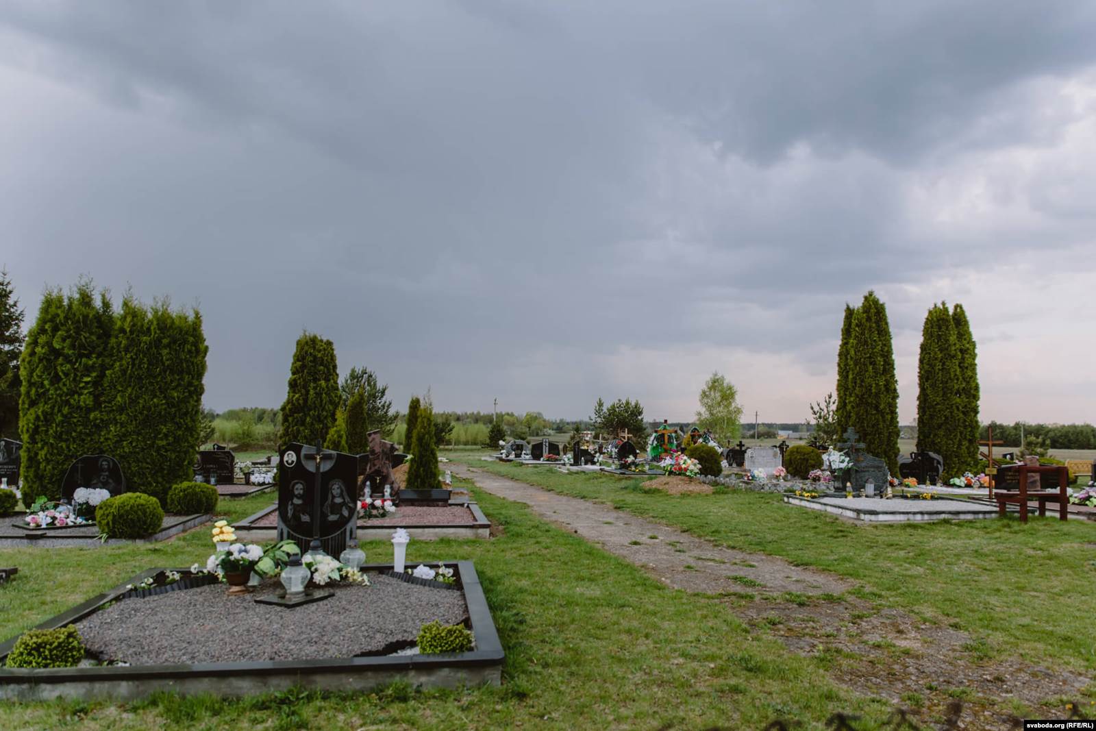 Слева – католическая часть кладбища, справа – православная