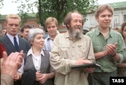 Aleksandr Solzhenitsyn with his wife, Natalia, and sons Yermolai (center, background) and Ignat (right) in Yaroslavl, near Moscow, in July 1994. Ignat had traveled from Moscow with his mother to meet with Aleksandr and Yermolai as the author and his oldest son traveled by train from Vladivostok toward Moscow on his return to Russia.