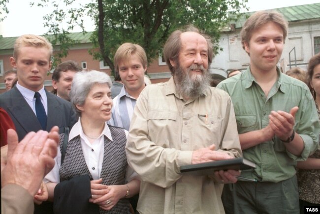 Александр Солженицын с женой и сыновьями в Ярославле, 1994 год