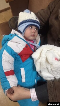 Манижаи яксола дар интизори модараш дар додгоҳи ноҳияи Кунтсевои Маскав. Акс аҳ саҳифаи Баҳром Исмоилов дар Фейсбук