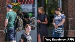 People gather outside a currency exchange office in Moscow. (file photo)