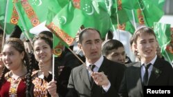 Belarusda okaýan türkmen studentleri Minskiň halkara aeroportunda prezident G.Berdimuhamedowy “Arkadaga şöhrat” diýip gygyryşyp, garşy aldylar. Minsk, 27-nji aprel, 2012.