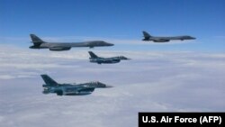 Америкалық B-1b бомбалаушы ұшақтары Корей түбегіне жақын теңіз үстінен ұшып барады. 7 тамыз 2017 жыл.