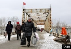 Местные жители на пропускном пункте «Станица Луганская». 25 января 2017 года