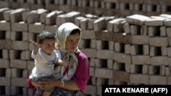 زنی در یک آجرسازی در پاکدشت؛ به گفته سازمان ملل بیشتر زنان در خاورمیانه با کم‌ترین دستمزد، و از نظر حرفه‌ای در دون‌ترین مشاغل، به کار گرفته می‌شوند