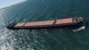 Ruski teretni brod prevozi žitarice duž obale Crnog mora kod turske luke Karas, 3. juli 2022.