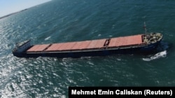 Az orosz Zsibek Zsoli gabonaszállító hajó a fekete-tengeri Karasu török kikötőnél 2022. július 3-án. Az ukrán hatóságok szerint a tőlük lopott gabonát az oroszok által elfoglalt Bergyanszk kikötőjéből indították