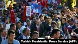 Presidenti i Turqisë, Recep Tayyip Erdogan, së bashku me mbështetësit e tij duke përkujtuar të viktimat e një viti më parë, gjatë tentimeve të dështuara për grushtshtet.
