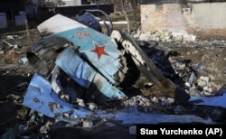 Обломки сбитого российского боевого самолета Су-34 в жилом районе Чернигова, 6 апреля 2022 года