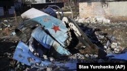 Fragmente dintr-un avion de luptă Su-34 al armatei ruse doborât în Cernigov, Ucraina, 6 aprilie 2022