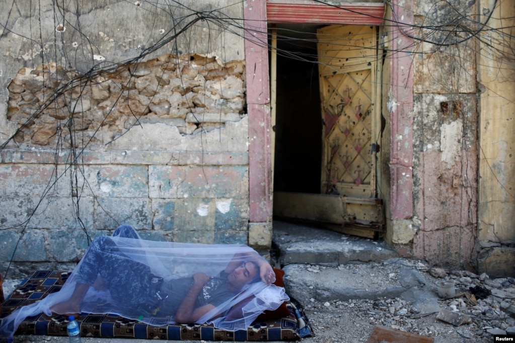 A member of the Iraqi Federal police rests at the front line in the Old City of Mosul. (Reuters/Ahmed Jadallah)