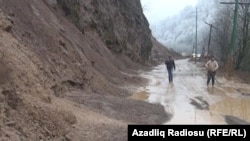 Yağışdan sonra torpaq sürüşməsi.