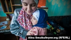 Под материнской опекой: как живет семья фигуранта «дела Хизб ут-Тахрир» в Крыму (фотогалерея)