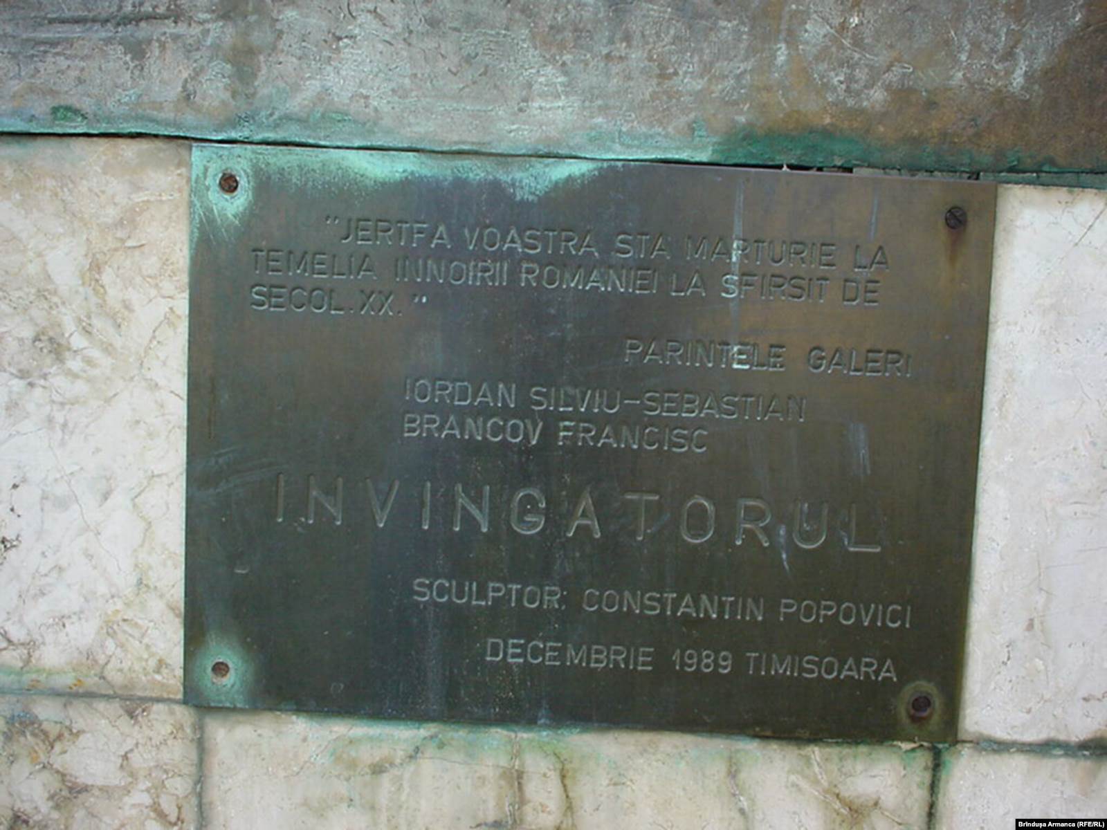  Placa inițială de pe statuia Învingătorul