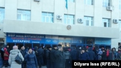 Шымкент қаласы әкімдігінің алдында жалға пәтер алу үшін кезекте тұрған азаматтар. Шымкент, 24 желтоқсан 2015 жыл.