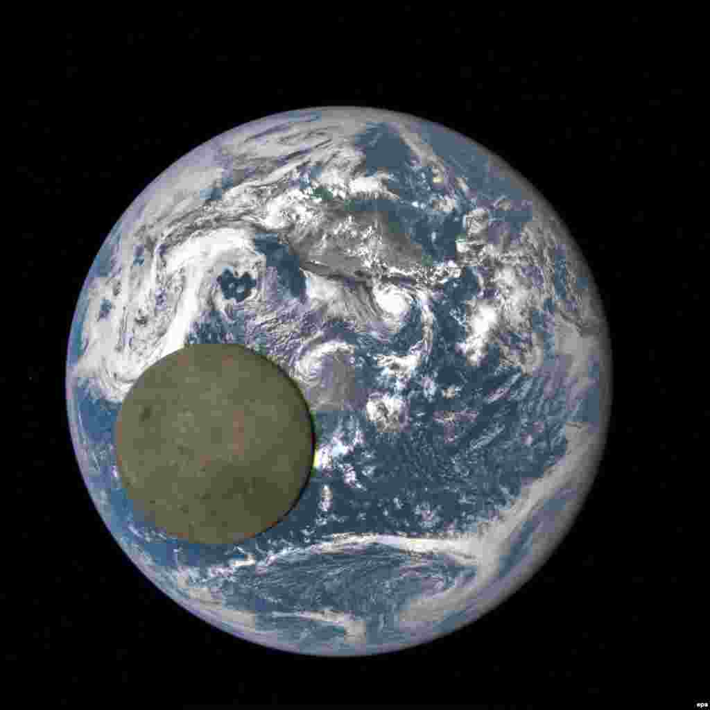 НАСА апублікавала зробленыя ў ліпені сёлета здымкі невідочнага зь Зямлі боку Месяца.