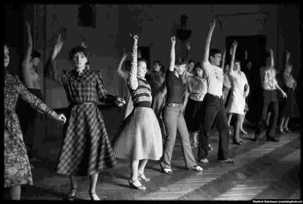 Диско добралось до СССР поздно. Танцевальный класс в Новокузнецке, 1983 год.
