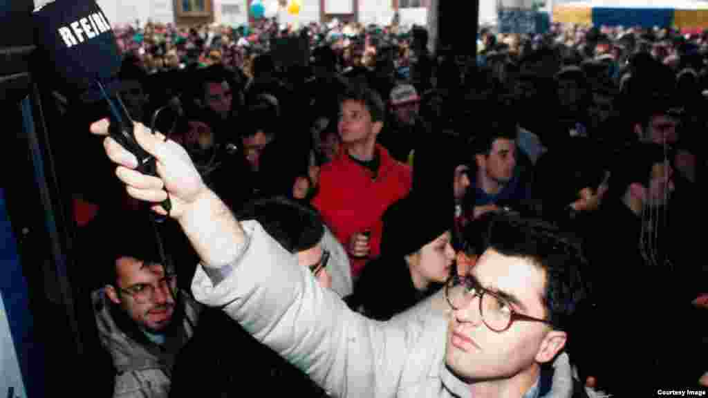 Dragan Štavljanin, novinar RSE na demonstracijama u Beogradu, decembar 1996.