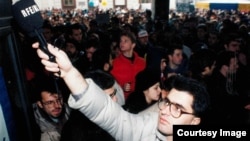 Драган Штављанин известува од протестите во Белград, 12 декември 1996 година.