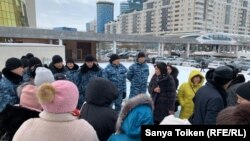 Бір топ борышкер Ақордаға барғысы келгенмен арнайы жасақ өкілдері жолын бөгеді. Нұр-Сұлтан, 5 ақпан 2020 жыл.