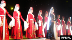 На концерт пришло много танцоров и певцов из других абхазских ансамблей