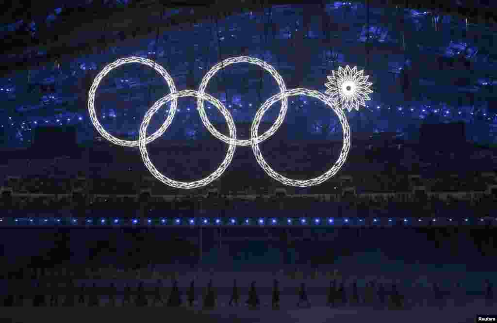 Një nga pesë unazat, simbol të lojërave Olimpike, dështon gjatë ndezjes së tyre në ceremoninë e hapjes së lojërave dimërore të vitit 2014, në Sochi të Rusisë, më 7 shkurt. (Phil Noble, Reuters)