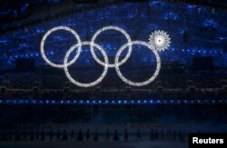 Одне з олімпійських кілець не розкрилось на церемонії відкриття Зимової Олімпіади в Сочі, Росія, 7 лютого 2014 року.