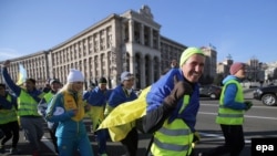 Participanţi la "Marşul Maidanului", în Piaţa Independenţei de la Kiev, 21 noiembrie 2014