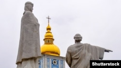 Київ. Пам’ятник Київській княгині Ользі, яка у 957 році прийняла християнство, Святому Апостолу Андрію Первозванному і творцям слов'янської азбуки Кирилу і Мефодію