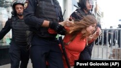 Femeie reținută în centrul Moscovei la un protest din 27 iulie 2019 