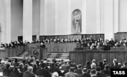 ХХ зьезд КПСС, на якім Мікіта Хрушчоў выступіў з крытыкай «культу асобы» Іосіфа Сталіна, 1956 год.