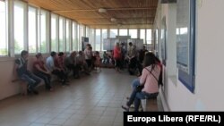 Очередь в помещении паспортного стола города Варница на востоке Молдовы.