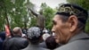 Участники митинга в Алматы рядом с памятником советскому вождю Владимиру Ленину.
