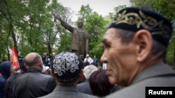 Участники митинга в Алматы рядом с памятником советскому вождю Владимиру Ленину.
