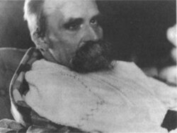 Friedrich Nietzsche în 1899, cu un an înainte de moartea sa