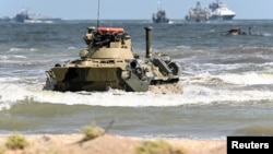 Egy orosz BTR–82A páncélozott személyszállító jármű hajt a partra a Kaszpi-tengernél, Dagesztánban tartott hadgyakorlaton 2019 szeptemberében
